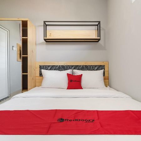 Отель Reddoorz Near Plaza Atrium Senen Джакарта Экстерьер фото