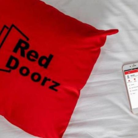 Отель Reddoorz Near Plaza Atrium Senen Джакарта Экстерьер фото