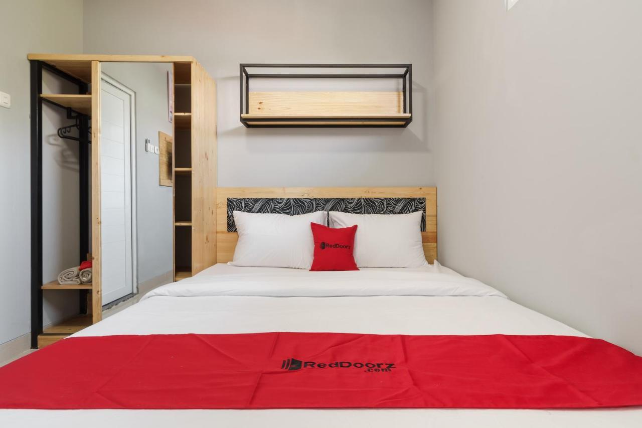 Отель Reddoorz Near Plaza Atrium Senen Джакарта Экстерьер фото