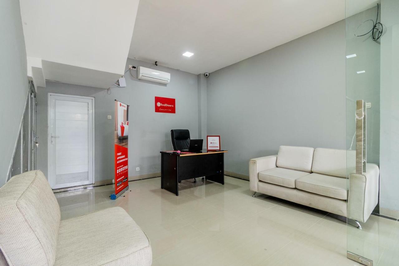 Отель Reddoorz Near Plaza Atrium Senen Джакарта Экстерьер фото