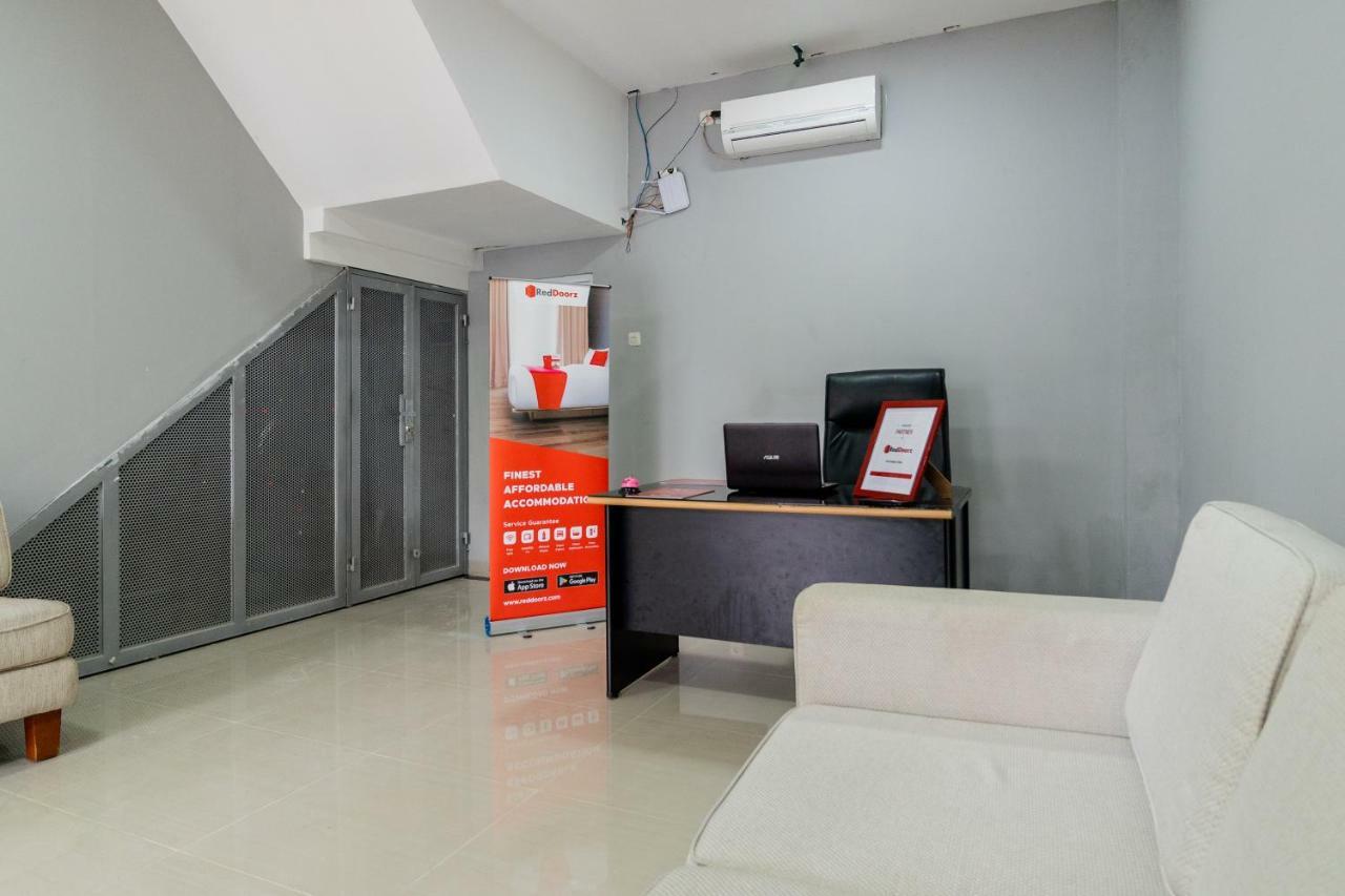 Отель Reddoorz Near Plaza Atrium Senen Джакарта Экстерьер фото