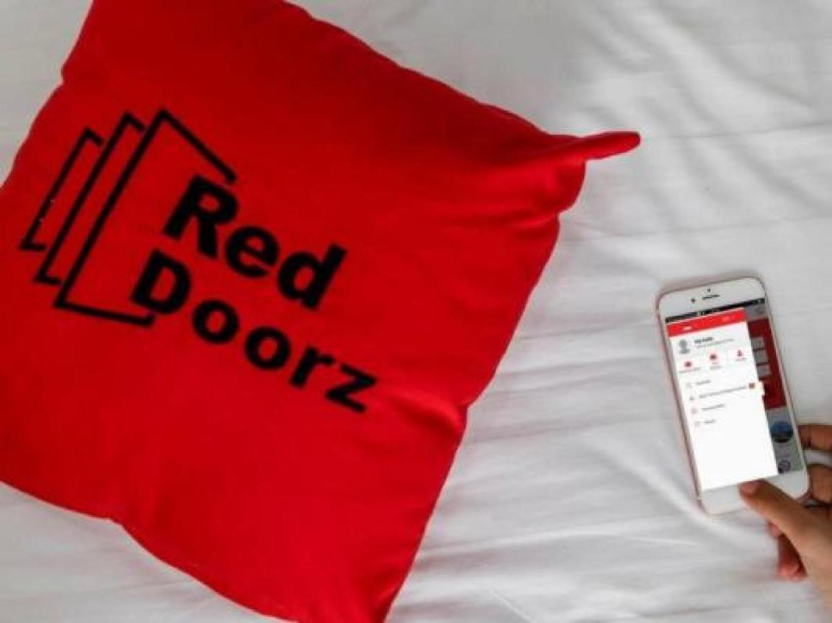 Отель Reddoorz Near Plaza Atrium Senen Джакарта Экстерьер фото
